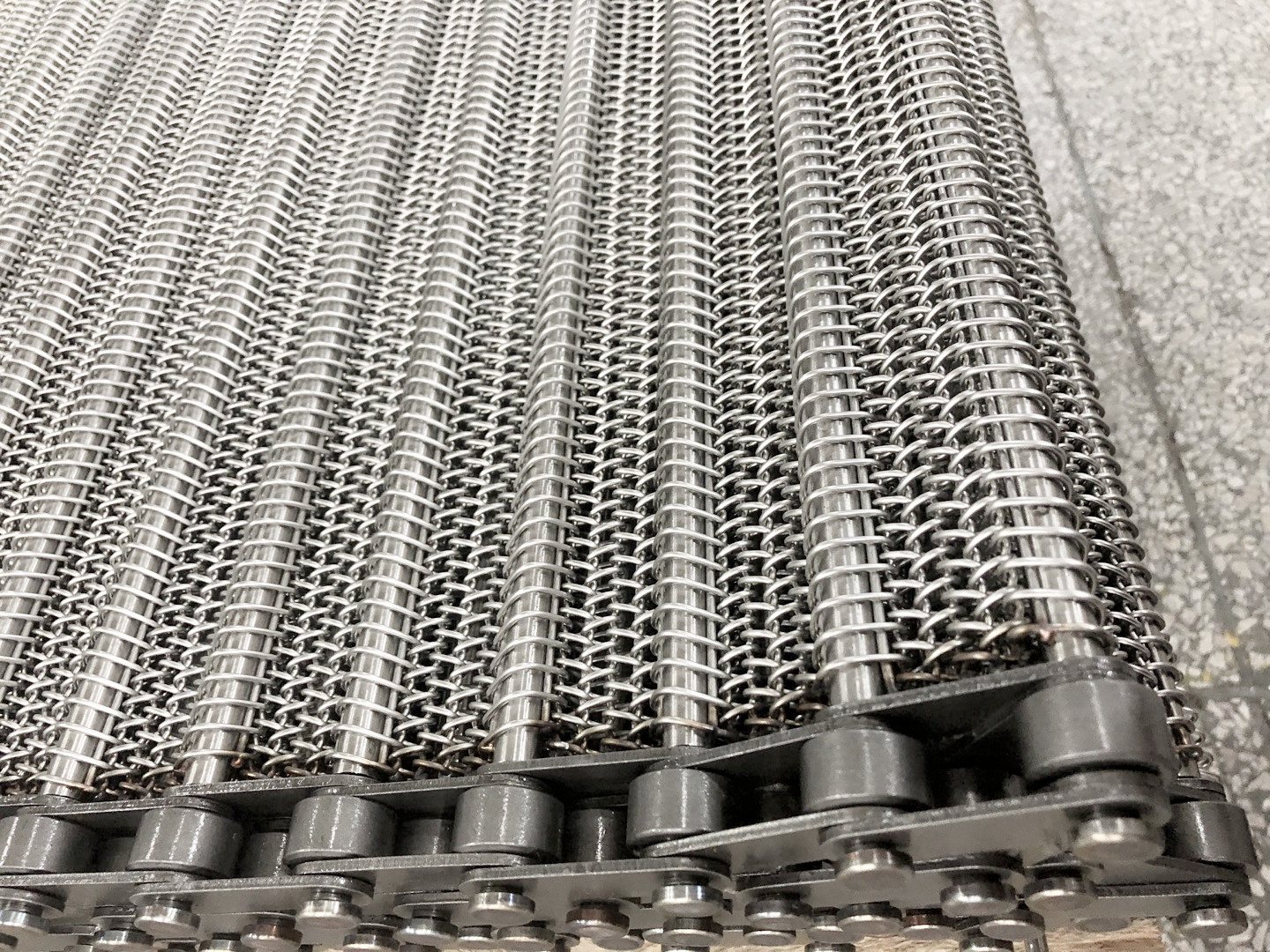 【不銹鋼網帶】運轉過程中會打滑嗎？